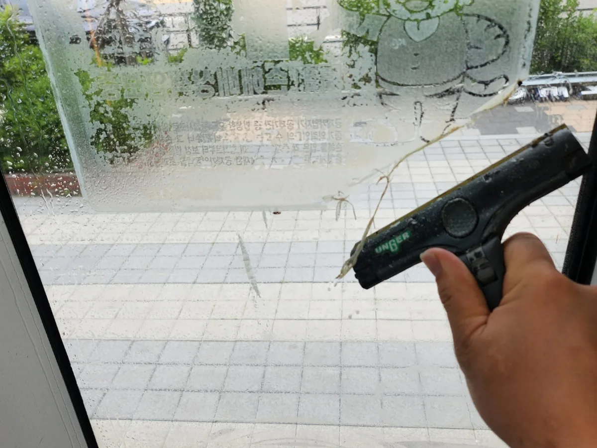 가평군 설악면 사무실 블라인드 쇼윈도 위생청소 사례 - 행진크린