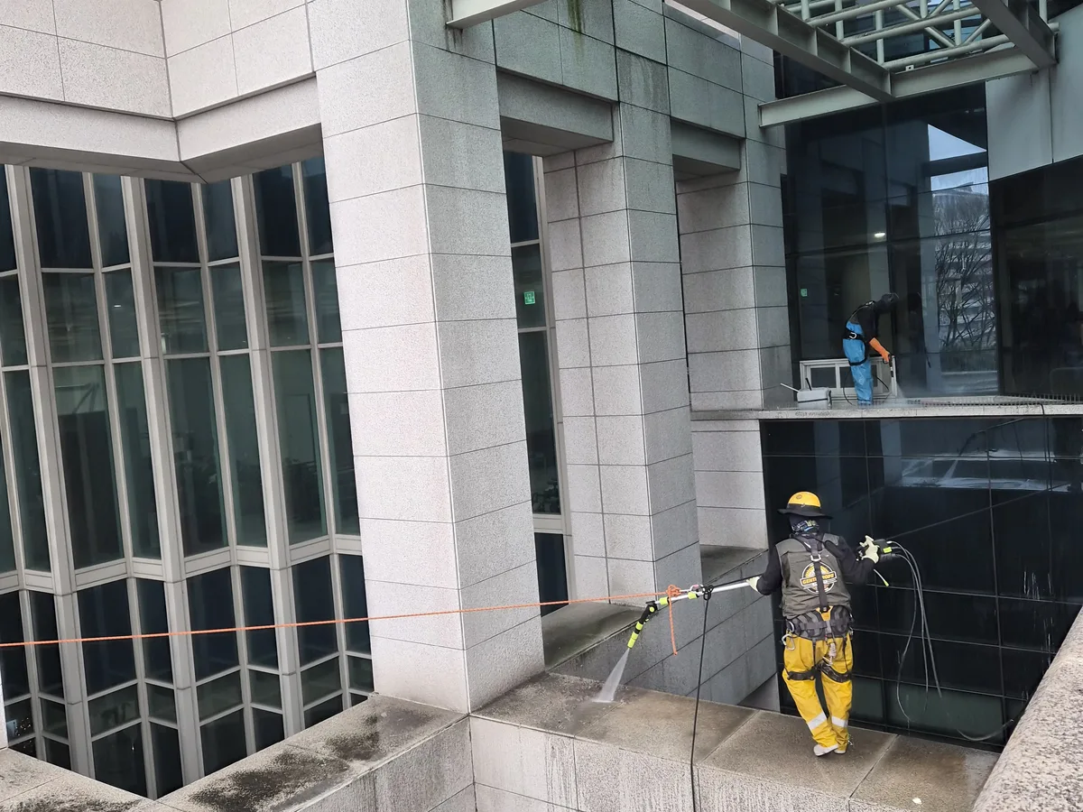 의정부시 낙양동 상가건물 옥상 파라펫 장비 주변 정밀 위생청소 사례 - 행진크린