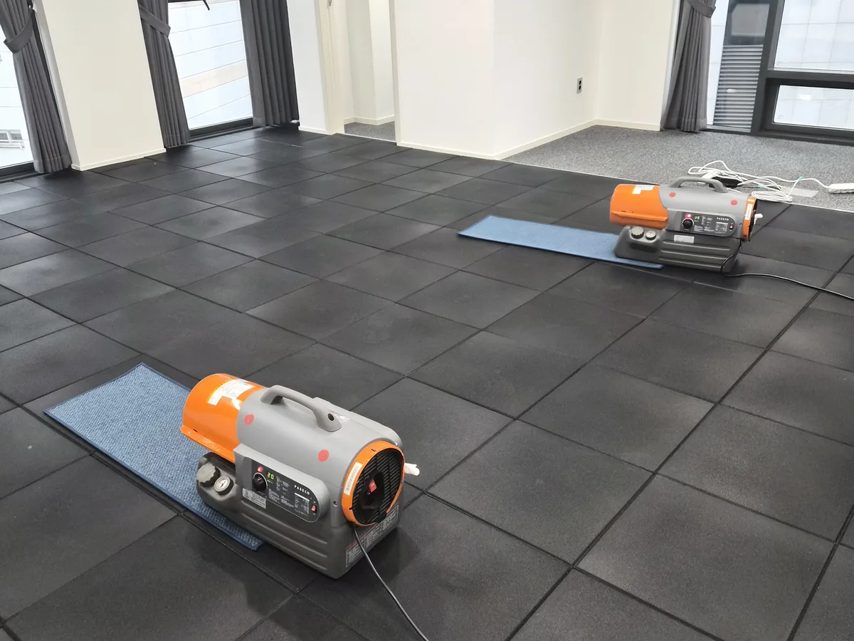 구리시 사노동 사무실 발코니 장비 주변 정밀 위생청소 사례 - 행진크린