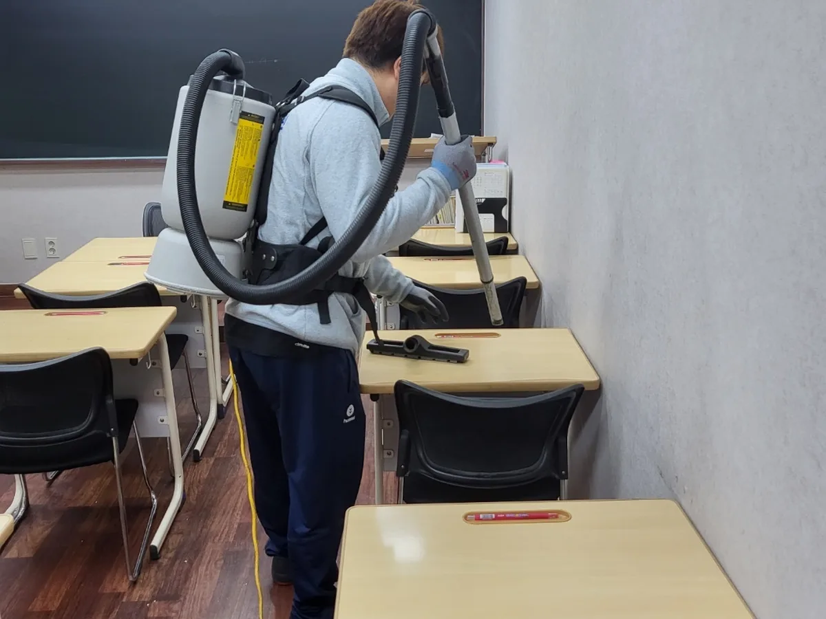 파주시 송촌동 학교 현관·중앙홀 바닥 위생청소 사례 - 행진크린