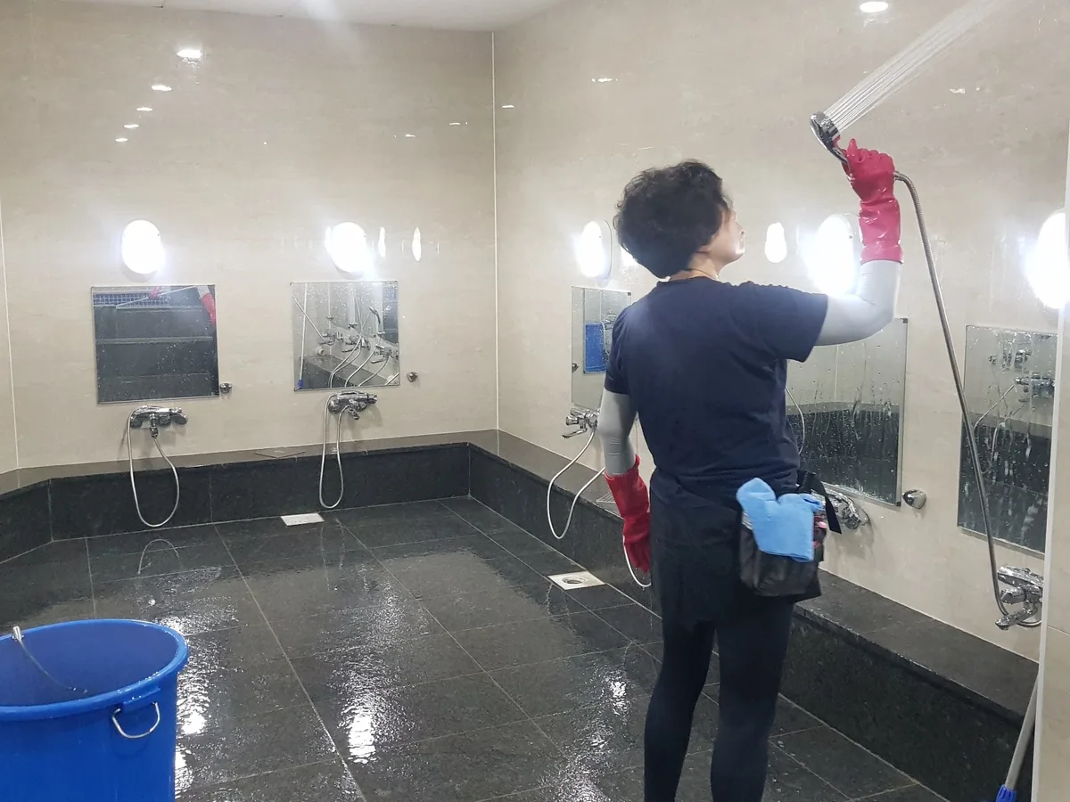 동두천시 생연동 목욕탕 탈의실·파우더룸 바닥 위생청소 사례 - 행진크린
