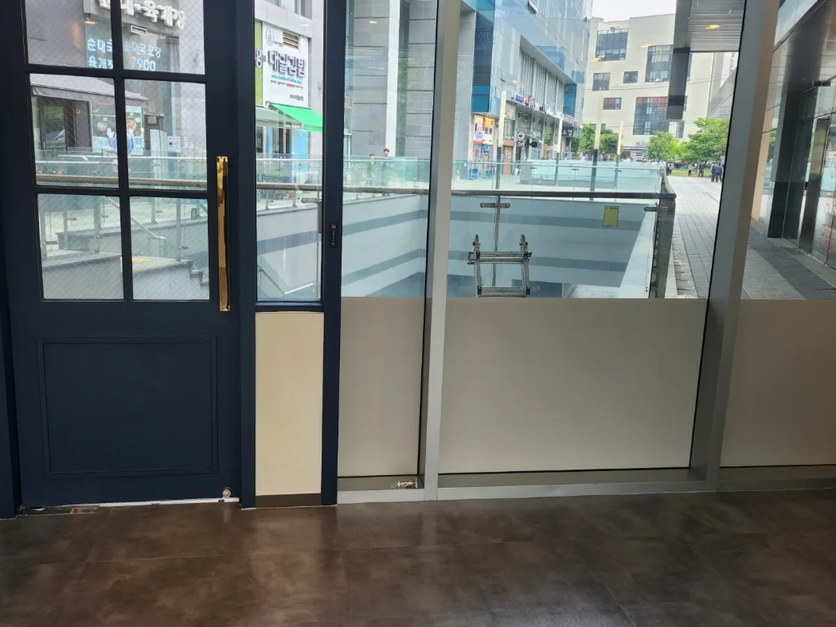 파주시 송촌동 현장 출입문·프레임 바닥 위생청소 사례 - 행진크린